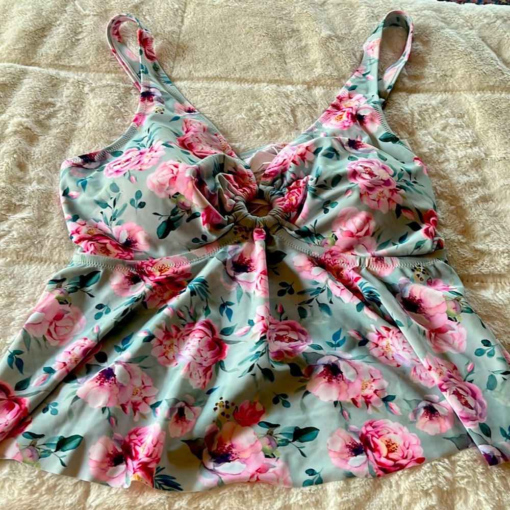 NWT 1x bathing suit top